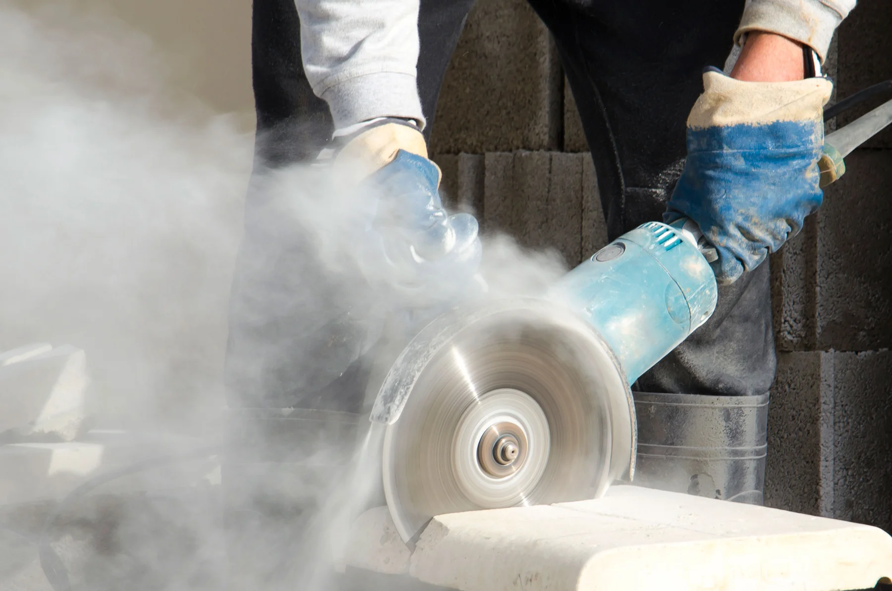 Sfeerbeeld uit de bestaande website: materiaal zorgvuldig bewerken met een slijpmachine